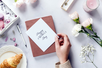 Картинка праздничные день+матери свеча гвоздика макаруны надпись