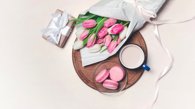 Обои картинки фото праздничные, подарки и коробочки, тюльпаны, макаруны, подарок, лента, бант