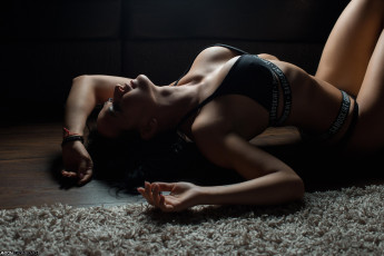 Картинка бестия девушки -+брюнетки +шатенки девушка женщина брюнетка темноволосая сексуальная модель звезда позирует разная обувь верхняя стильная одежда нижнее эротическое бельё трусы лифчик колготки чулки аксессуары макияж и множество элементов на фотографии