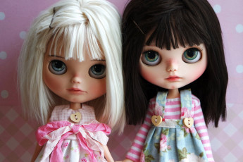 Картинка разное куклы блондинка брюнетка дуэт