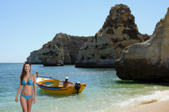 Картинка девушки alisa+amore+ alisa+i +jessica+albanka море скалы моторная лодка бикини