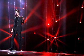 Картинка мужчины xiao+zhan актер костюм микрофон сцена