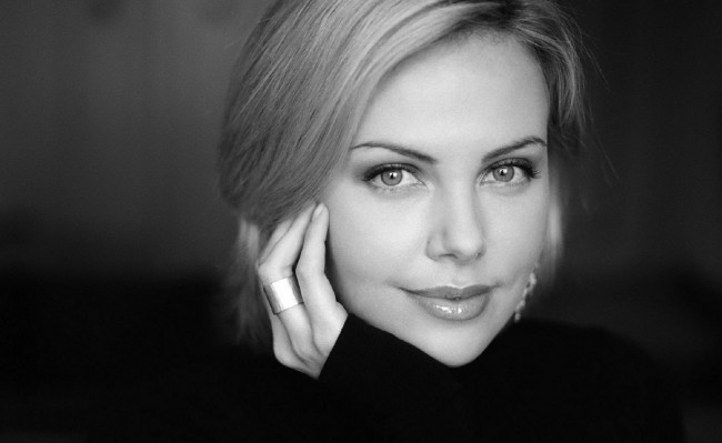 Обои картинки фото девушки, charlize theron, монохром, портрет