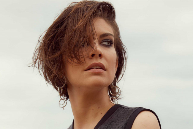 Обои картинки фото девушки, lauren cohan, серьги