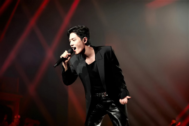 Обои картинки фото мужчины, xiao zhan, актер, костюм, микрофон, сцена