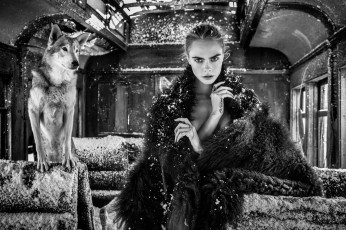 Картинка девушки cara+delevingne монохром модель тату