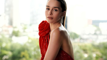 Картинка девушки emilia+clarke актриса серьги наряд