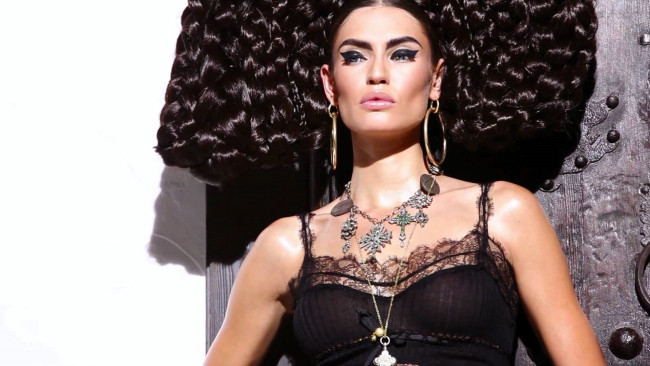 Обои картинки фото девушки, саша лусс, шатенка, украшения, прическа