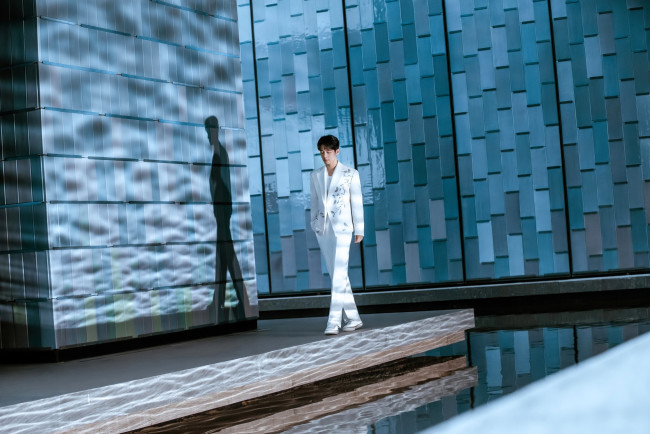 Обои картинки фото мужчины, xiao zhan, актер, костюм, стены, канал