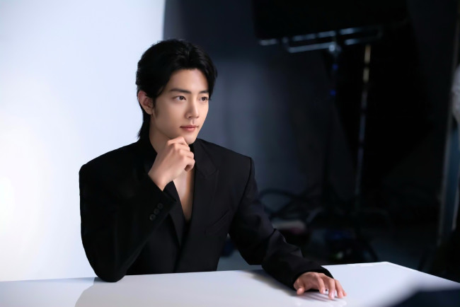 Обои картинки фото мужчины, xiao zhan, актер, пиджак, стол