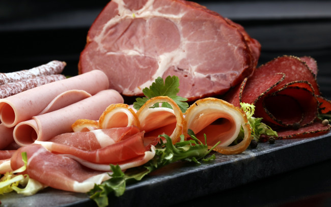 Обои картинки фото еда, колбасные изделия, ветчина, колбаса, окорок, ассорти