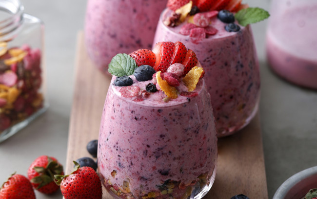 Обои картинки фото еда, мороженое,  десерты, ягодный, десерт, клубника, черника