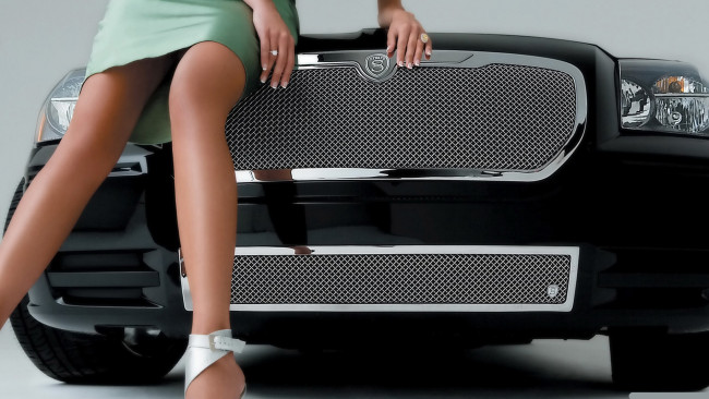 Обои картинки фото автомобили, авто, девушками, капот