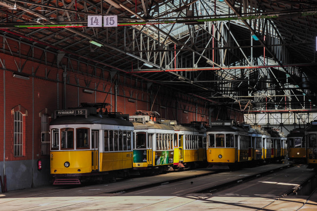 Обои картинки фото техника, трамваи, рельсы, депо