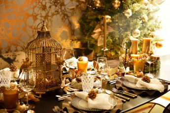 обоя праздничные, сервировка, шишки, приборы, свечи, елка