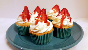 Картинка еда пирожные +кексы +печенье клубника кексы крем капкейки