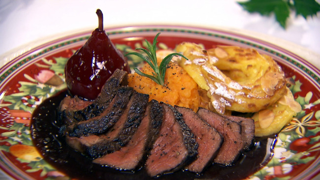 Обои картинки фото еда, мясные блюда, мясо, груша, ломтики, соус, розмарин, пюре