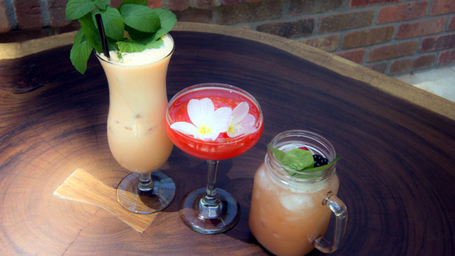 Обои картинки фото еда, напитки,  коктейль, мята, коктейли, бокалы