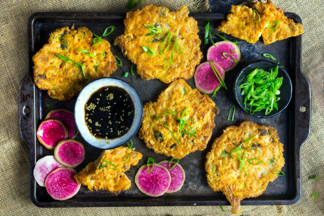 Обои картинки фото еда, блины,  оладьи, соус, оладьи, зелень