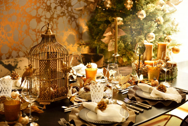 Обои картинки фото праздничные, сервировка, шишки, приборы, свечи, елка