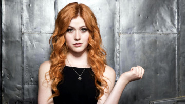 Картинка девушки katherine+mcnamara кулон рыжая стена