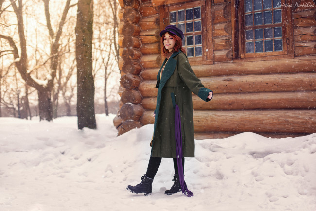 Обои картинки фото девушки, екатерина семадени, анастасия, косплей, кепка, рыжая, пальто, шарф, снег, изба