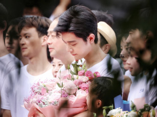 Картинка разное знаменитости сяо чжань люди стафф букет