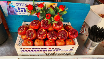 Картинка еда гранат ящик гранаты много