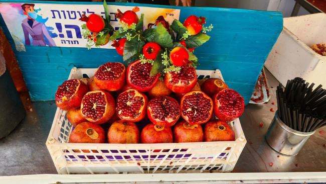 Обои картинки фото еда, гранат, ящик, гранаты, много