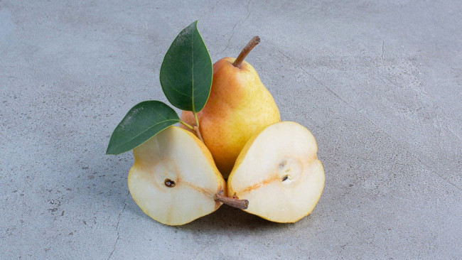 Обои картинки фото еда, груши, листик, половинки