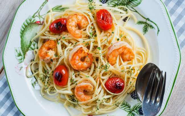 Обои картинки фото еда, макароны,  макаронные блюда, спагетти, томаты, креветки