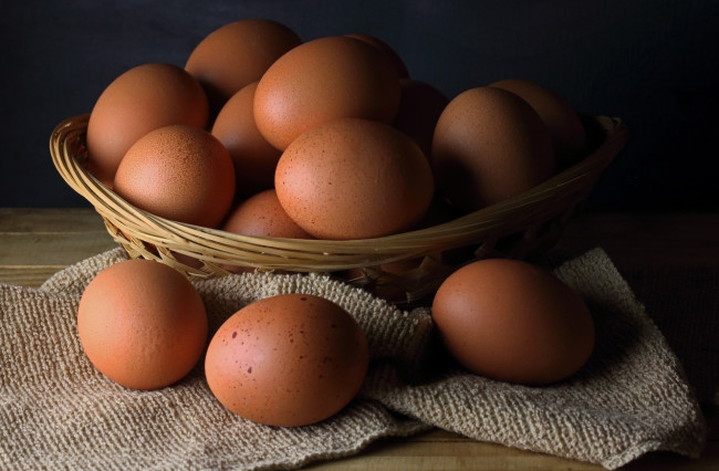 Обои картинки фото еда, яйца, корзинка, свежие
