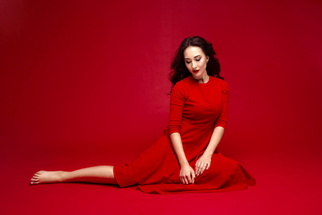 Обои картинки фото девушки, - брюнетки,  шатенки, брюнетка, поза, алое, платье