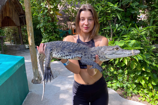 Обои картинки фото девушки, мария рябушкина, кусты, девушка, крокодил