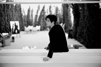 Картинка мужчины hou+ming+hao актер пиджак окно