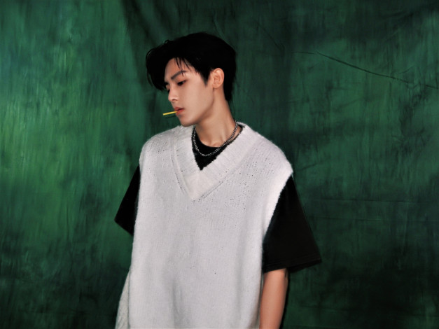 Обои картинки фото мужчины, hou ming hao, актер, футболка, жилетка