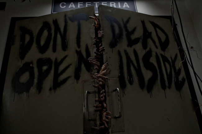 Обои картинки фото кино фильмы, the walking dead, двери, надпись, руки, зомби, мертвецы