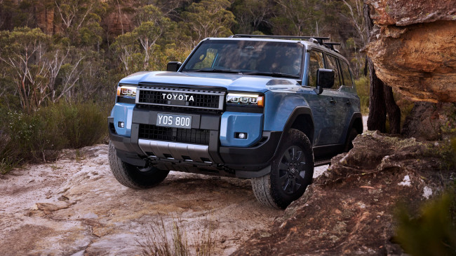 Обои картинки фото toyota land cruiser prado altitude 2024, автомобили, toyota, land, cruiser, prado, altitude, синий, тойота, прадо, тест, драйв
