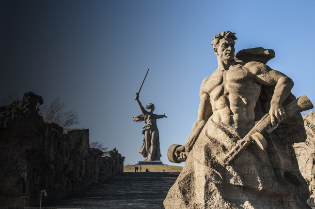 Обои картинки фото города, волгоград , россия, памятник, мужчины, родина, мать, зовет, лeстница, мамаев, курган, волгоград, вoв