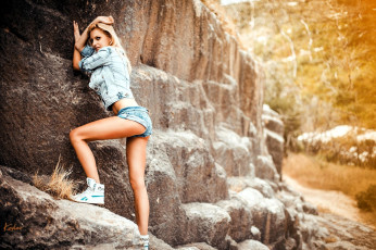 Картинка девушки -+блондинки +светловолосые блондинка куртка шорты кроссовки скалы