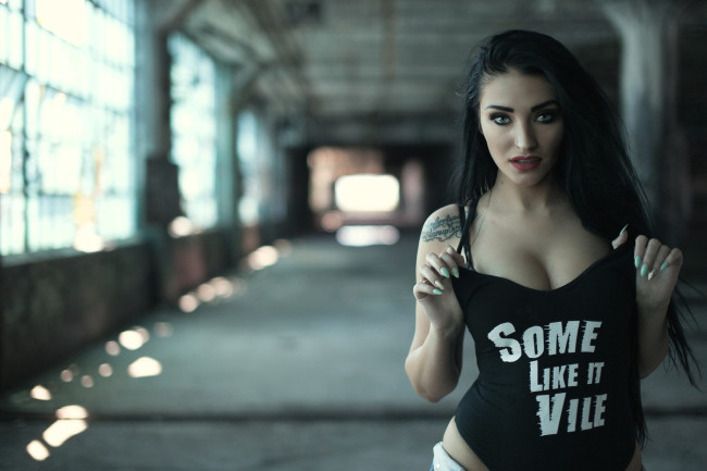 Обои картинки фото девушки, - брюнетки,  шатенки, брюнетка, майка, тату, зал