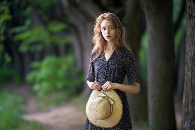 Обои картинки фото девушки, - брюнетки,  шатенки, русая, платье, шляпа, лес