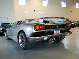 Картинка автомобили выставки уличные фото