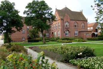 Картинка дания обенро города здания дома дом клумбы цветы