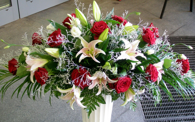 Обои картинки фото цветы, букеты, композиции, розы, букет, лилии, листья, ваза