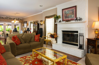 Картинка интерьер гостиная диван столик камин