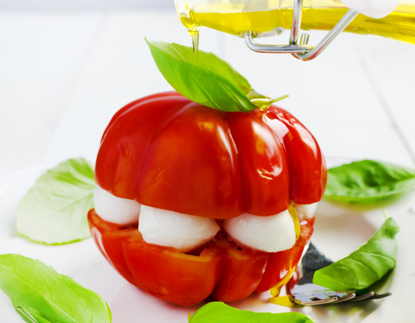 Обои картинки фото еда, перец, базилик, моцарелла, оливковое, масло