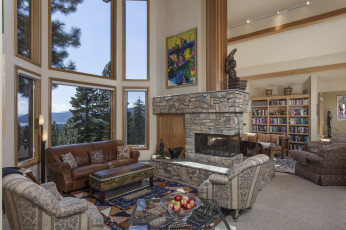 Картинка интерьер гостиная окно камин кресло