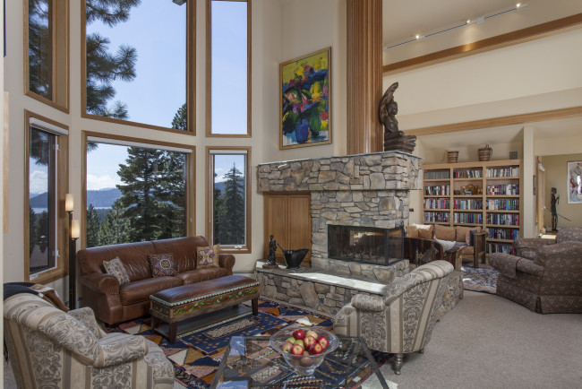 Обои картинки фото интерьер, гостиная, окно, камин, кресло