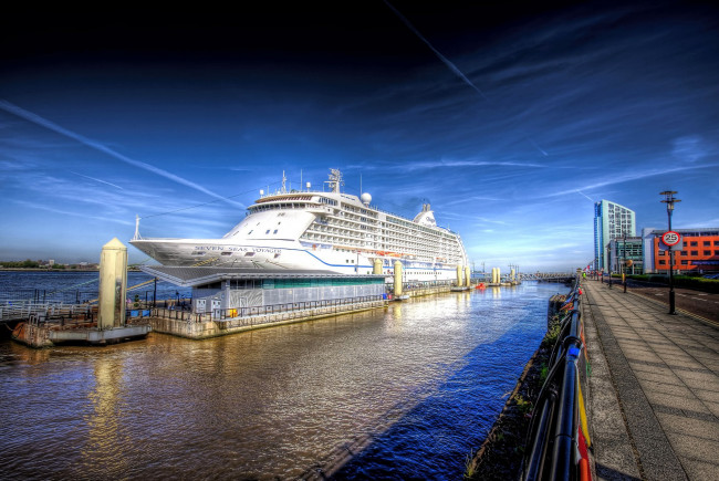 Обои картинки фото seven seas voyager, корабли, лайнеры, океанский, лайнер, причал, круиз